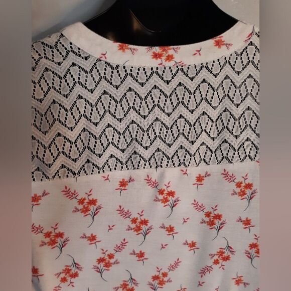 No Boundaries white floral criss cross front knot blouse - Picture 2 of 6